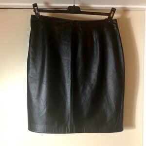 Apostrophe Black 100% Leather skirt, knee length, waist band free Size 10